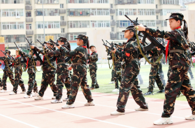 资源优势与中小学形成大手牵小手联动形