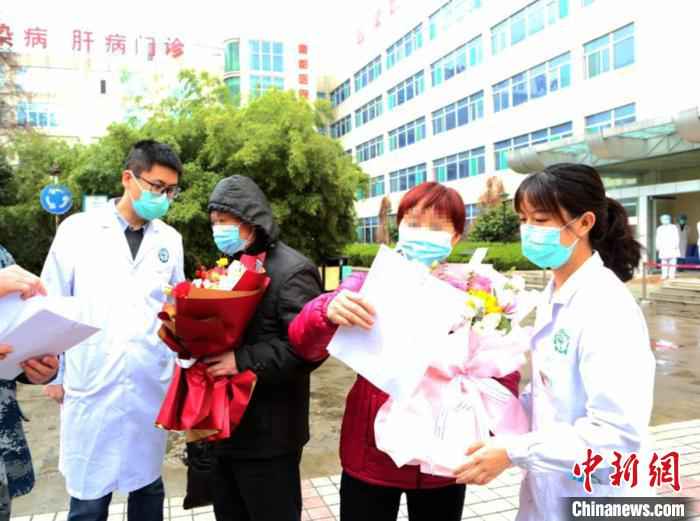 5名新冠肺炎患者2日在空军军医大学唐都医院治愈出院。唐都医院供图  空军军医大学唐都医院累计治愈新冠肺炎患者24人