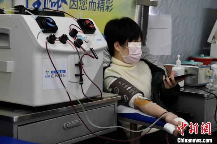 新冠肺炎恢复期血浆捐献者正在捐献恢复期血浆。 成都市血液中心 摄  四川第三位、第四位新冠肺炎康复者捐献恢复期血浆
