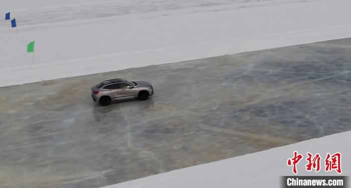 汽车企业在冰道试车。黑河电视台提供  中国北疆寒地试车业复工 国内外车企抢抓“雪尾巴”