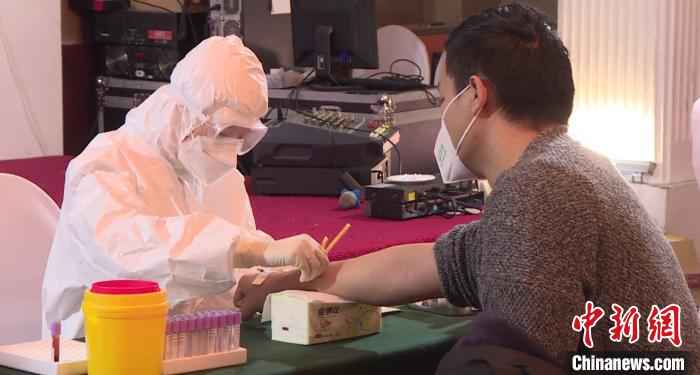 工作人员接受防疫检查。黑河电视台提供  中国北疆寒地试车业复工 国内外车企抢抓“雪尾巴”