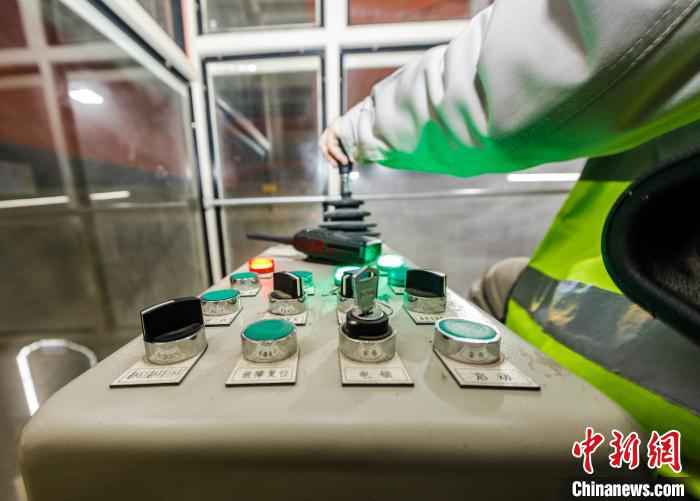 周菂在操作桥机 张卉 摄  95后“空姐”大山深处开桥机