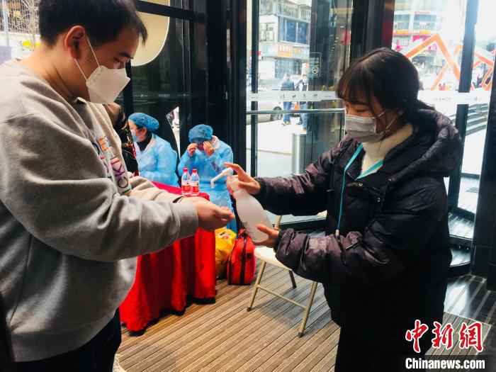 资料图:市民进入贵阳商场前需进行手部消毒。 张伟 摄  贵州新冠肺炎疑似病例归零 防控仍不松懈