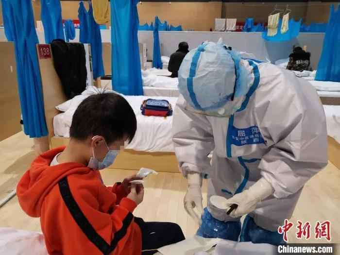 资料图:一位护士正与小患者交流。  天使,节日快乐!