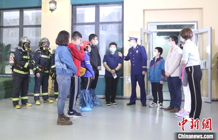 12日,北京首次开展“云上学安全”暨2020年“北京市防灾减灾宣传教育日”活动,宣传防灾、减灾、救灾及安全应急知识。北京市应急局供图  北京首次开展“云上学安全”活动 培养中小学生应急能力