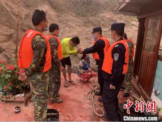 图为中老协作在湄公河上救援老挝遇险货船。云南省公安厅供图  中老协作在湄公河上成功救援老挝遇险货船