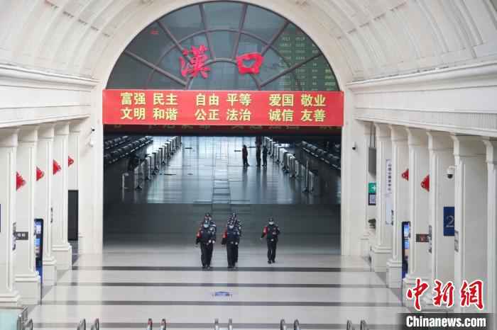 图为汉口火车站派出所民警巡逻 龚轩 摄  武汉交通民航复行复航在即 警方多举措保安全畅通