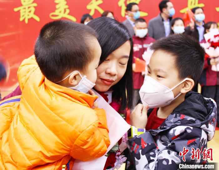 图为母子重聚。 林榕生 摄  福建宁德首批援鄂医疗分队凯旋:和家人好好吃一餐团圆饭